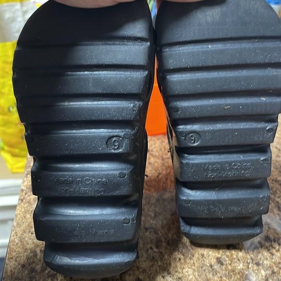 Spider-Man toddler size 9 slip on shoe - Picture 3 of 3